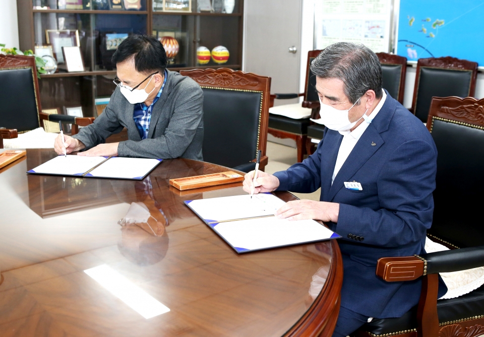 협약서에 서명하고 있는 김동일 시장(우)과 편삼범 보령지속협 대표회장(좌)