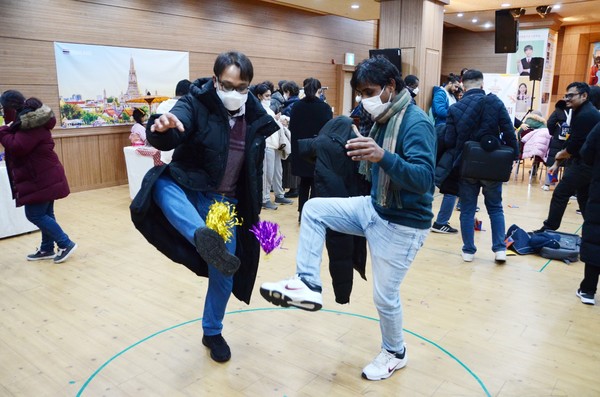 '다문화 설맞이 페스티벌'에 참가한 외국인들이 한국전통놀이인 제기차기 체험을 하고 있다