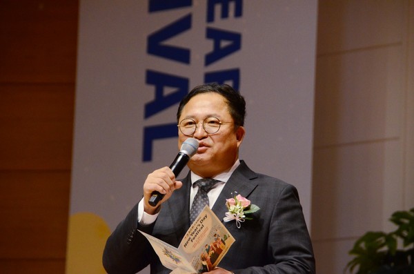 '다문화 설맞이 페스티벌'에서 대전시 조수연 서구갑 당협위원장이 축사를 하고 있다