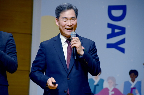국제청소년연합 조규윤 대전충청지부장이 '다문화 설맞이 페스티벌'에서 축사를 하고 있다