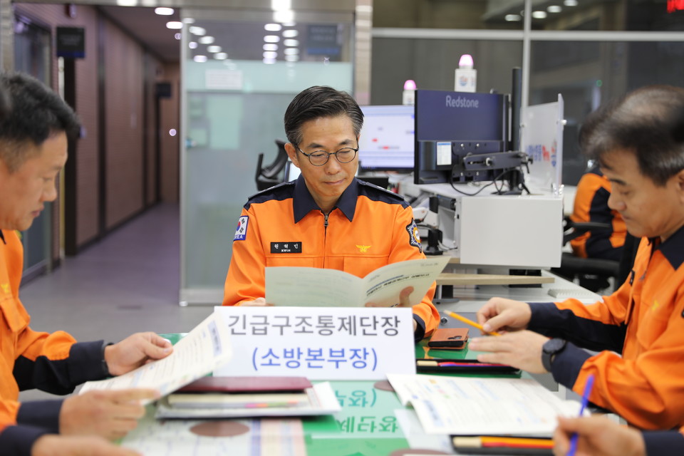 권혁민 신임 소방본부장이 종합상황실에서 도내 발생한 재난상황을 점검하고 있다.